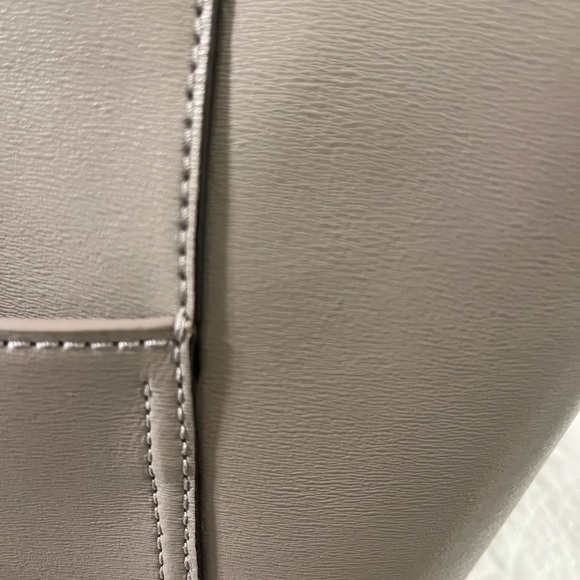 SOLD- Beautiful TB large tote. Excellent used condition. - Picture 4 of 5